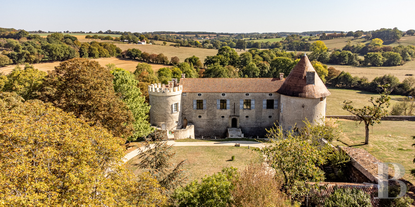 A 15th-century castle overlooking rolling farmland between Poitiers and Angoulême, in the Vienne region. - photo  n°5